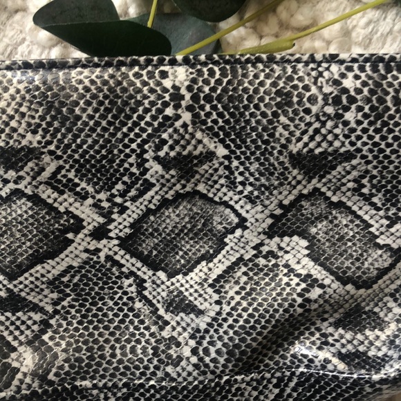 Snakeskin Small Shoulder Bag - Picture 4 of 7
